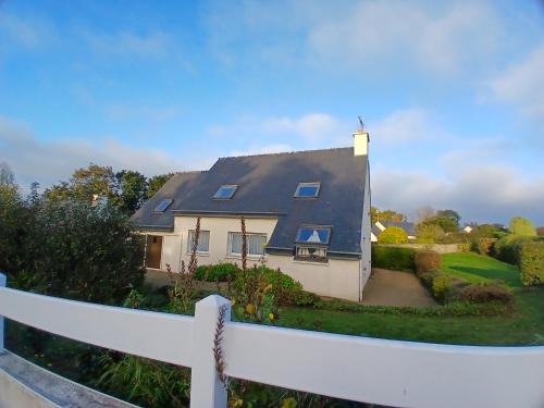 La Roche-Derrien House | Serene Maison avec jardin clos in Characterful City