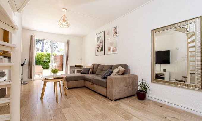 Fosses House | Family-Friendly Maison Near Parc Astérix with Free Parking