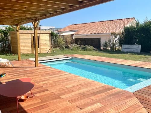 Biscarrosse Villa | Tranquil Maison with Private Pool and Garden for Relaxation