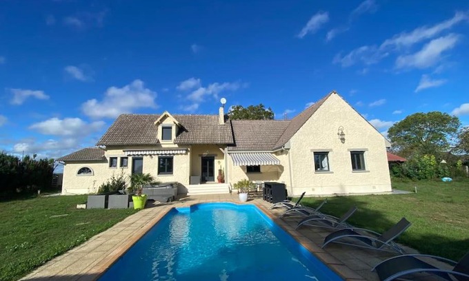 Cepoy Villa | Relaxing Retreat: Maison with Pool, Sauna & Spa Amenities