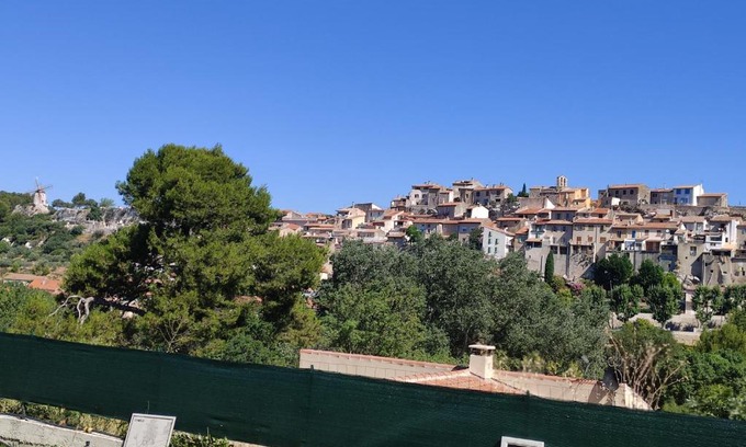 Les Pennes-Mirabeau House | Scenic Maison avec vue: Guest Rated 9.5 & Child Friendly