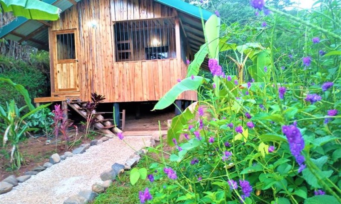 Lepanto House | Cozy Retreat with WiFi, Air Conditioning & Jacuzzi Access