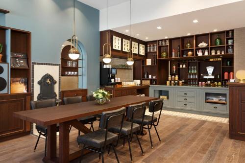 Quartier Chorier-Berriat Hotel | Pet-Friendly Maison Barbillon Grenoble with Great Dining Options