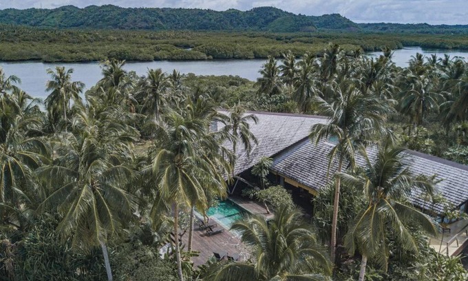 Catangnan Villa | Indulge in Oceanfront Bliss at Maison Bukana King Suite