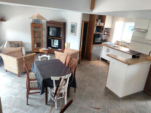 Le Tour-du-Parc House | Tranquil Maison with Garden Near Beach in Le Tour-du-Parc