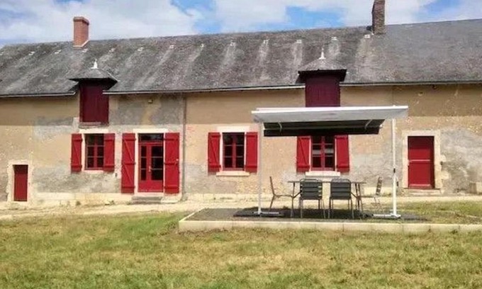 Arthon House | Tranquil Garden Retreat Near Châteauroux - Family Friendly