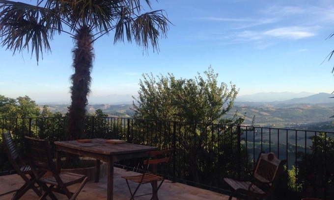 Monterubbiano House | Maison Centro Storico: Oceanfront Retreat with Scenic Views