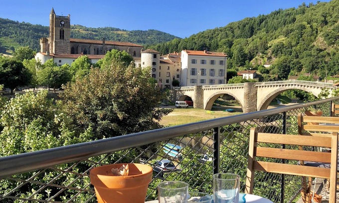 Lavoute-Chilhac House | Maison CHA-RI-VA-RI: Guest Rated 9/10 with Family-Friendly Amenities