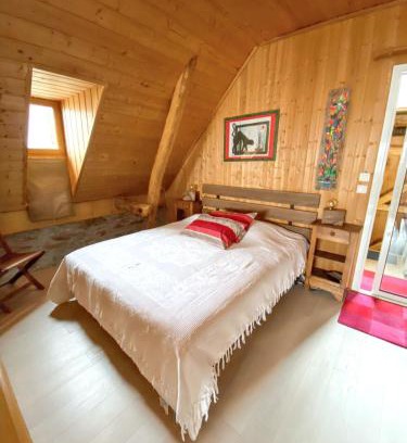 Mont House | Cozy Retreat in Mont with Scenic Views and Fireplace