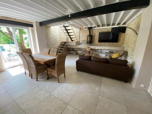 Tramery House | Maison chaleureuse avec piscine et aire de jeux