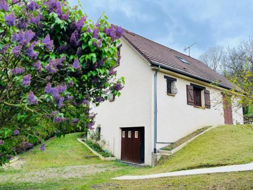 Vezillon House | Welcoming Maison in a Lush Green Setting with Ocean Views