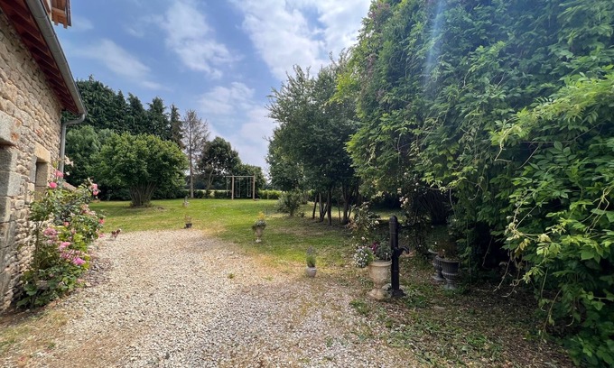 Lonrai House | Welcoming Maison Chaleureuse et Fleurie: Family-Friendly Retreat