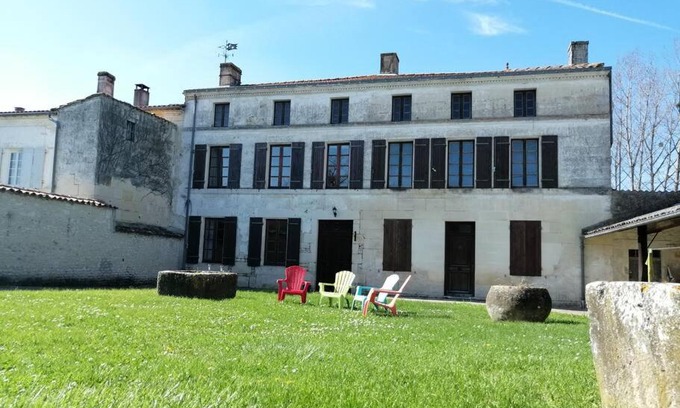 Pons House | Charming Maison Charentaise: Rated 9/10 & Child Friendly