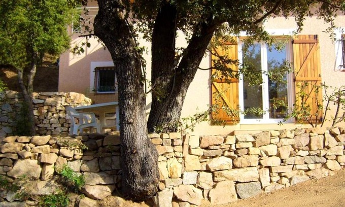 Alata House | Charming Coastal Retreat with Garden and Wi-Fi in Alata