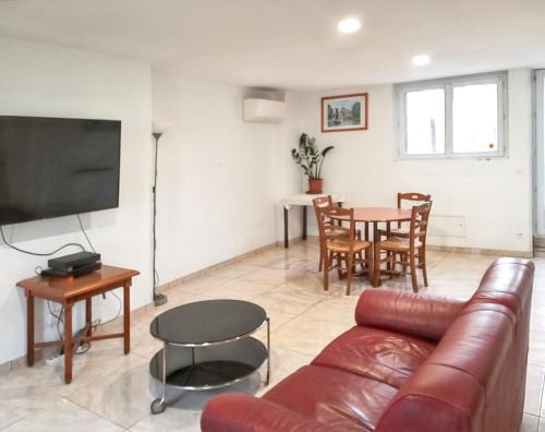 Crouy-sur-Ourcq House | Discover Maison Crouy: Family-Friendly with Private Garden