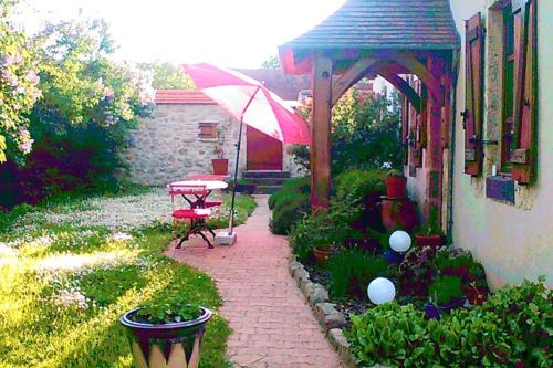 Montoldre House | Charming Maison in Montoldre with Inviting Garden Space