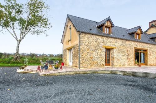 La Chapelle sur Vire House | Inviting Maison in Saint Marcouf with Garden & Terrace