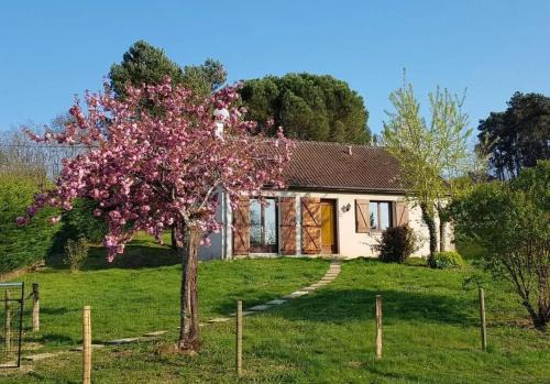 Seigy House | Cozy 2-Bedroom Maison with Garden & WiFi in Seigy