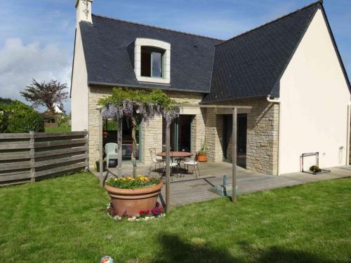 Penmarch House | Cozy 3-Bedroom Home in Penmarch Near the Beach with Garden