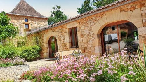 Puy-l'Eveque House | Two-Bedroom Maison with Shared Pool and Beautiful Garden