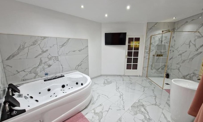 Nogent-sur-Oise House | Trendy Maison Chic with Hot Tub in Nogent sur Oise