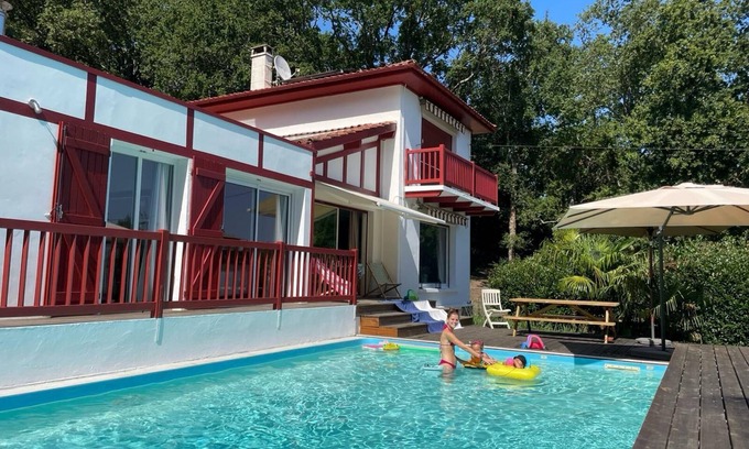 Ciboure Villa | Maison Ciboure: Relax by the Pool with Mountain Views