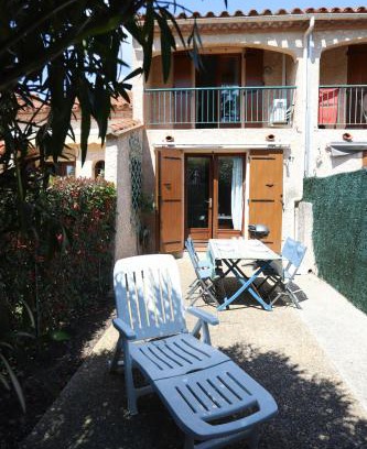 Saint-Cyprien Plage House | Inviting Terrace Retreat in St Cyprien for Families
