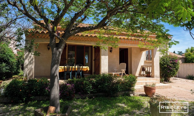 Vias House | Cozy Maison with Inviting Garden and Oceanfront Amenities