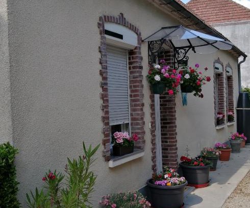 Marcilly-sur-Seine House | Cozy Maison: Pet-Friendly Retreat with Top Guest Ratings