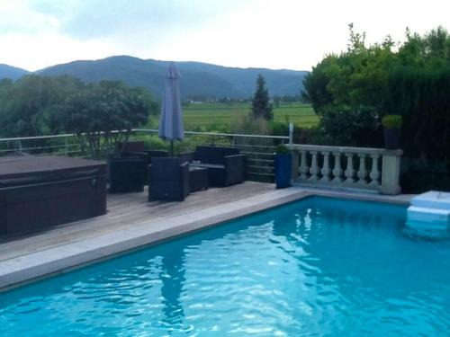 Walbach House | Relax at Maison de 3 Chambres with Private Pool & Jacuzzi