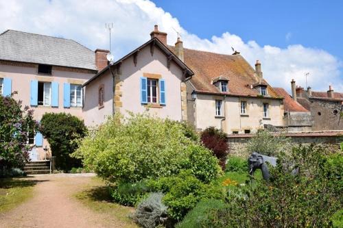 Souvigny House | Comfortable Maison Souvigny with Beautiful Garden Oasis