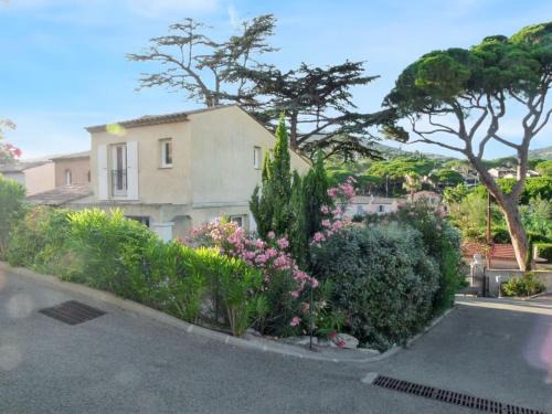Plage de la Garonnette House | Cozy 3-Bedroom Maison in Sainte Maxime Near the Beach