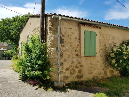 Revest-des-Brousses House | Cozy 2-Bedroom Retreat with Garden & Free WiFi in Revest