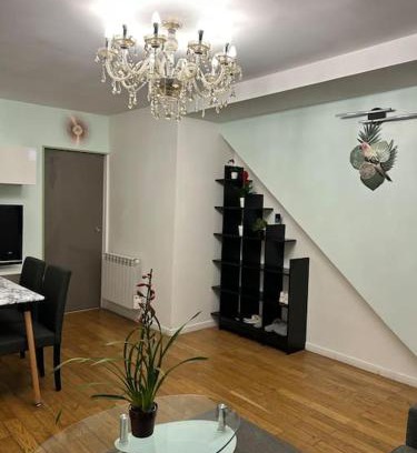 Villejuif Villa | Maison conviviale: 8.5/10 Guest Rated Getaway Experience