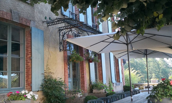 St Georges la Pouge Bed & Breakfast | Inviting Maison Courbarien: Top-Rated with Family Amenities