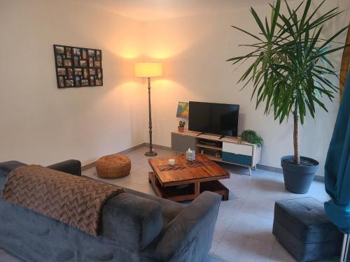 Taden Apartment | Highly Rated Maison Cozy near Cale de Taden for Families