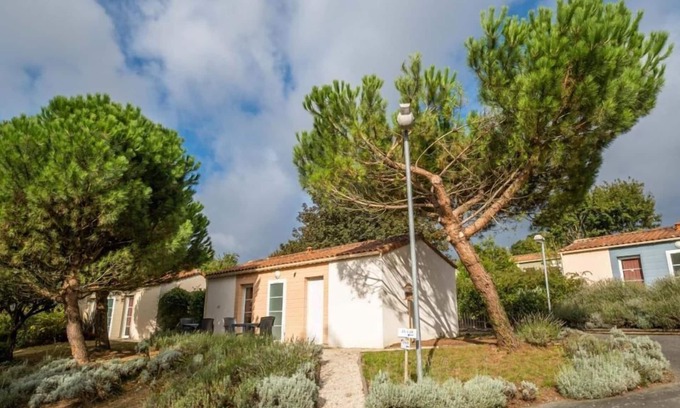 Les Epesses Condo | Charming Maison Cute Near Puy de Fou with Spa & Breakfast
