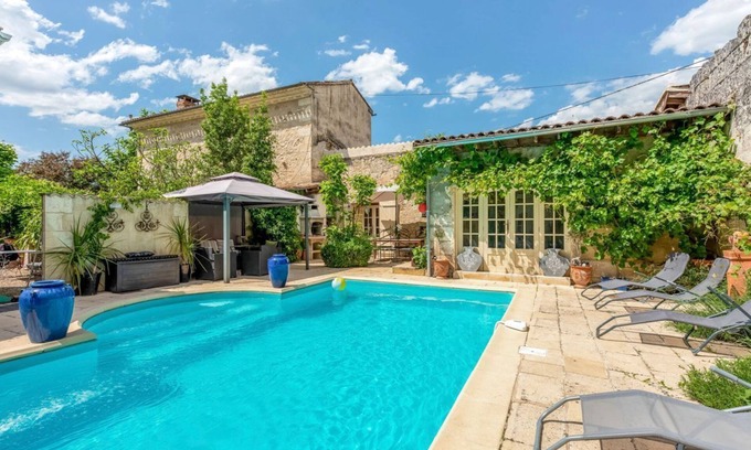 Saint-Seurin-de-Prats Villa | Family-Friendly Maison Des Saveurs Villa with Private Pool