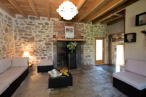 La Sauniere House | Relaxing Retreat at Maison d'Hotes ZEN with Hot Tub