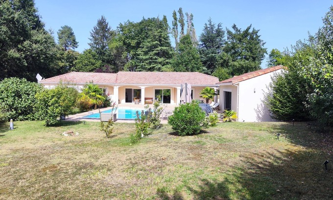 Anglars-Juillac House | Maison Dans les Vignes Avec 5 Chambres et Piscine