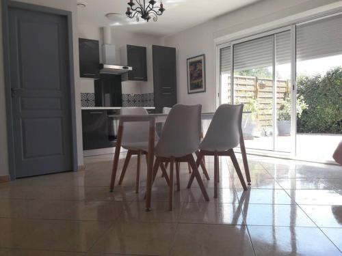 Corneilhan House | Pet-Friendly Retreat: Maison with Beautiful Courtyard