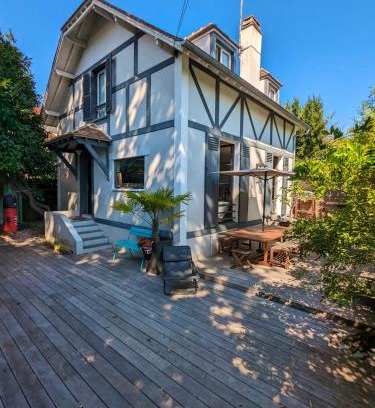Vaucresson House | Elegant 3-Bedroom Home with Garden and Free Wi-Fi in Vaucresson