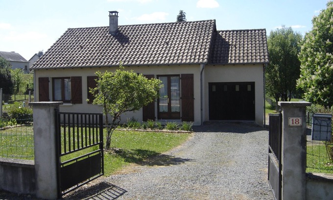 Payzac House | Cozy Retreat: Guest Rated 9.8 with Pool & Ocean Views