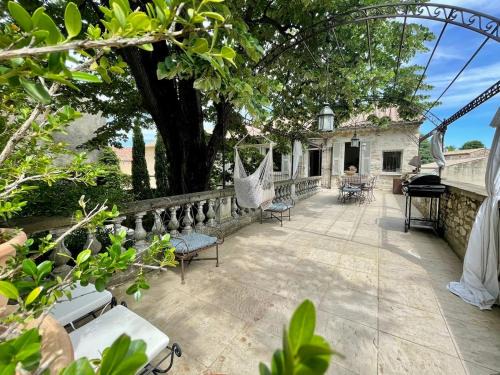 Saint-Victor-la-Coste Villa | Maison de Charme Provençale