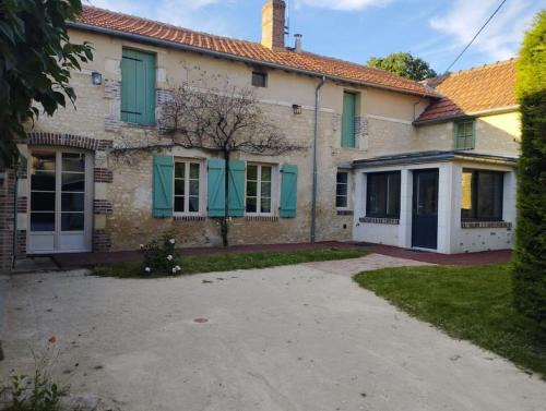 Lindry House | Charming Maison de Campagne: Family-Friendly Retreat