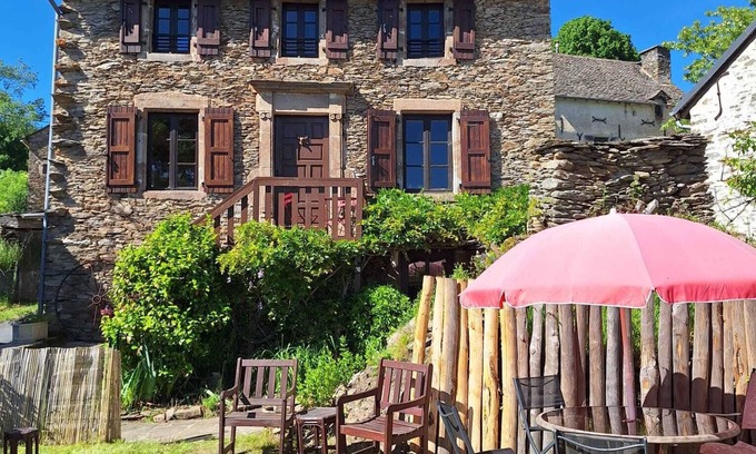 Ayssenes Cottage | Tranquil Retreat at Maison de Caractère near Lévezou Lakes