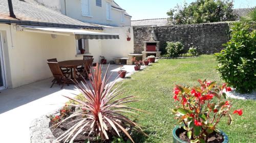 Noyal-Muzillac Bed & Breakfast | Oceanfront Retreat at Maison de Caractère Maryann56