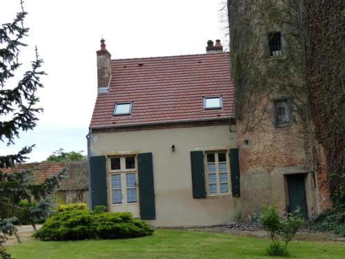 Dompierre-sur-Besbre House | Idyllic Retreat with Valley Views, Garden & Terrace Access