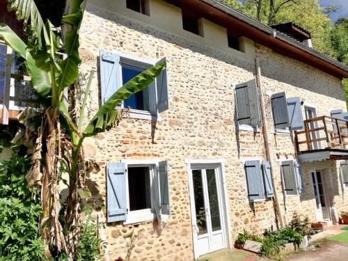 Gan House | Scenic Maison de Charme in Gan with Mountain Views