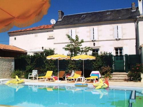 Saint-Cybardeaux House | Family-Friendly Retreat with Private Pool and Garden